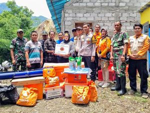 Kapolres Ponorogo Pantau Langsung Lokasi Rumah Tertimpa Batu Besar Kapolres Ponorogo Pantau Langsung Lokasi Rumah Tertimpa Batu Besar