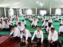 Suasana Khidmat Kepala Daerah Jalani Ibadah saat Retret Pembekalan Akmil