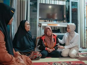 Ketua PKK Provinsi Lampung Berikan Santunan Korban Banjir Bandar Lampung