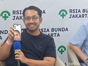 Kiky Saputri Minta Cincin Baru ke Suami Usai Dipotong di Damkar Kiky Saputri Minta Cincin Baru ke Suami Usai Dipotong di Damkar