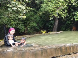 Berendam di Air Panas Angseri Bali, Konon Bisa Obati Gatal dan Rematik
