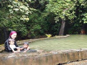 Berendam di Air Panas Angseri Bali, Konon Bisa Obati Gatal dan Rematik Berendam di Air Panas Angseri Bali, Konon Bisa Obati Gatal dan Rematik