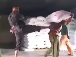 Viral Aksi Mandor Layangkan Tendangan Kungfu ke Kuli Panggul di Jambi