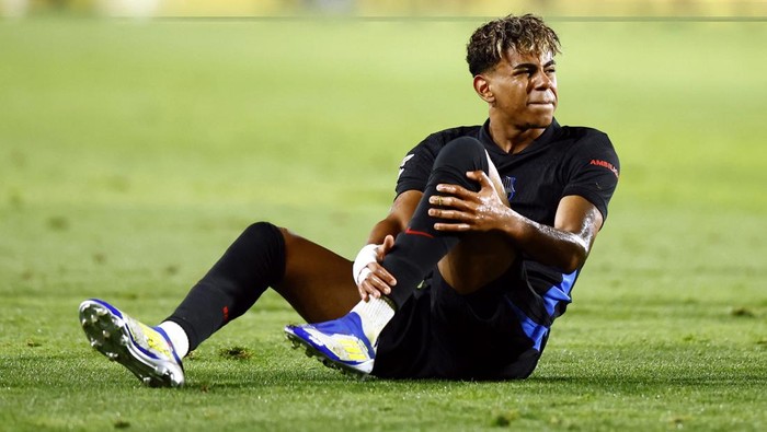 lamine yamal las palmas vs barcelona barcelona laliga liga spanyol Soccer Football - LaLiga - Las Palmas v FC Barcelona - Estadio Gran Canaria, Las Palmas, Spain - February 22, 2025 FC Barcelonas Lamine Yamal reacts, holding his leg, on the ground during the match REUTERS/Borja Suarez