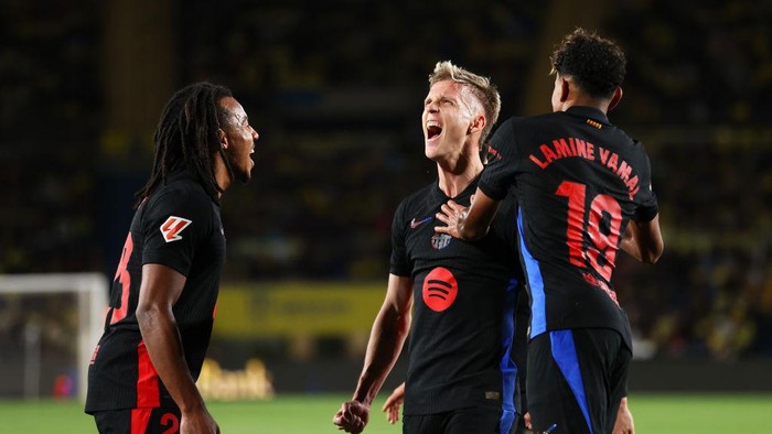 las palmas vs barcelona dani olmo laliga liga spanyol jules kounde LAS PALMAS, SPAIN - FEBRUARY 22: Dani Olmo of FC Barcelona celebrates with his team mates Jules Kounde and Lamine Yamal after scoring his teams first goal during the LaLiga match between UD Las Palmas and FC Barcelona at Estadio Gran Canaria on February 22, 2025 in Las Palmas, Spain. (Photo by Florencia Tan Jun/Getty Images)
