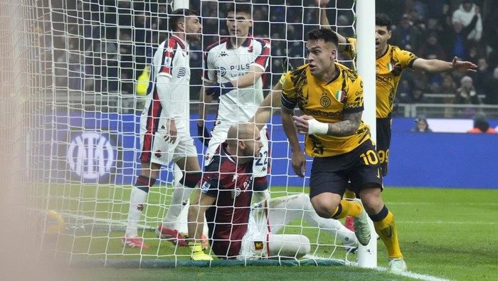 Inter Milans Lautaro Martinez celebrates after scoring his sides opening goal during a Serie A soccer match between Inter Milan and Genoa, at the San Siro stadium in Milan, Italy, Saturday, Feb. 22, 2025. (AP Photo/Luca Bruno)