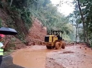 Jalur Pacitan-Ponorogo Longsor, Jalan Tertutup Total