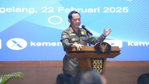 Menteri Dalam Negeri, Tito Karnavian menyebut para kepala daerah yang tak mengikuti retreat di Akademi Militer (Akmil), Magelang, Jawa Tengah hanya akan rugi sendiri.