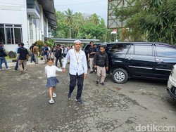 Momen Dedi Mulyadi Gandeng Putrinya di Sela Retret Magelang, Ngaku Kangen