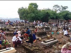 Ratusan Warga Trenggalek Nyekar Bareng Jelang Ramadan Ratusan Warga Trenggalek Nyekar Bareng Jelang Ramadan