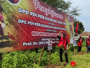 PDIP Jatim Gelar Aksi Tanam Ribuan Bibit Pohon di Malang Selatan PDIP Jatim Gelar Aksi Tanam Ribuan Bibit Pohon di Malang Selatan