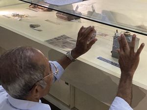 Museum 10 November dan Tugu Pahlawan Kini Dilengkapi Narasi Huruf Braille Museum 10 November dan Tugu Pahlawan Kini Dilengkapi Narasi Huruf Braille