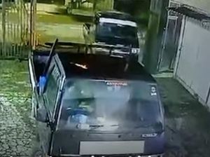 2 Pikap Terparkir di Garasi Rumah Surabaya Digondol Maling Sekaligus 2 Pikap Terparkir di Garasi Rumah Surabaya Digondol Maling Sekaligus