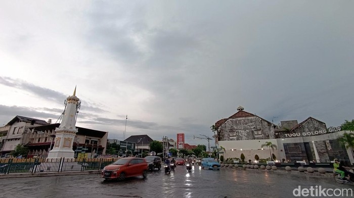 Potret hujan mengguyur Tugu Pal Putih Jogja, Minggu (23/2/2025) Potret hujan mengguyur Tugu Pal Putih Jogja, Minggu (23/2/2025)