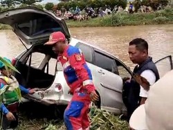 Salah Pindahkan Gigi, Mobil Malah Nyemplung ke Sungai di Bandung