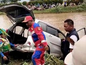 Salah Pindahkan Gigi, Mobil Malah Nyemplung ke Sungai di Bandung Salah Pindahkan Gigi, Mobil Malah Nyemplung ke Sungai di Bandung