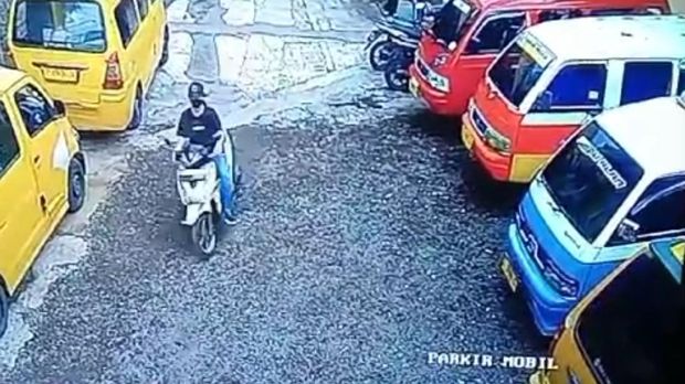 Rekaman CCTV wanita berambut pirang gasak motor wisatawan di Garut Rekaman CCTV wanita berambut pirang gasak motor wisatawan di Garut