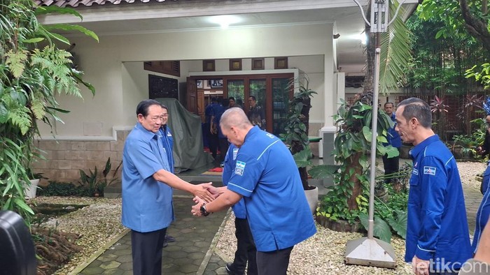 SBY memperoleh kedatangan para ketua DPD Demokrat. (Solihin/detikcom).