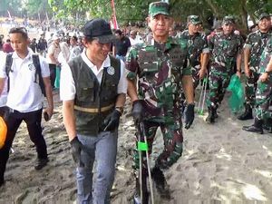 Kolaborasi untuk Bebaskan Pantai Batukaras dari Sampah Laut