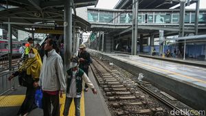 Suasana Peron 1 Stasiun Baru Tanah Abang yang Mulai Beroperasi