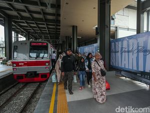 Massa Masuk Rel, KRL Tanah Abang Hanya Sampai Kebayoran Massa Masuk Rel, KRL Tanah Abang Hanya Sampai Kebayoran