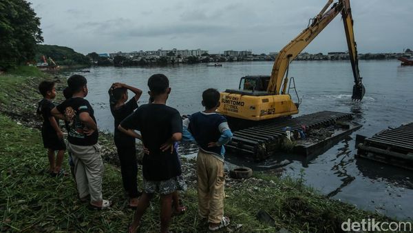 Waduk dan Sungai Jakarta Bakal Terus Dikeruk hingga Agustus