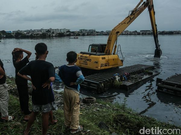 Waduk dan Sungai Jakarta Bakal Terus Dikeruk hingga Agustus