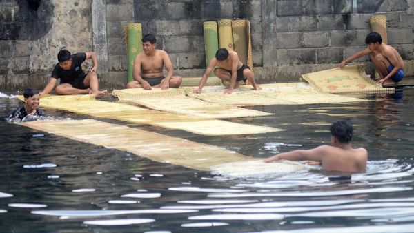 Warga di Klaten Gotong Royong Cuci Karpet Masjid Jelang Ramadan
