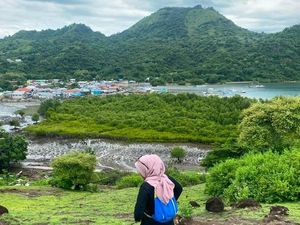 Warloka Labuan Bajo Begitu Cakep: Pemandangannya Desa, Gunung dan Laut