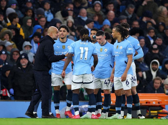 MANCHESTER, ENGLAND - FEBRUARY 23: Pep Guardiola, Manager of Manchester City speaks with Manchester City players during the Premier League match between Manchester City FC and Liverpool FC at Etihad Stadium on February 23, 2025 in Manchester, England. (Photo by Molly Darlington/Copa/Getty Images)