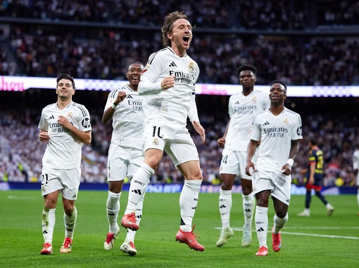 MADRID, SPAIN - FEBRUARY 23: Luka Modric of Real Madrid celebrates after scoring their side's first goal during the LaLiga match between Real Madrid CF and Girona FC at Estadio Santiago Bernabeu on February 23, 2025 in Madrid, Spain. (Photo by Alvaro Medranda/Quality Sport Images/Getty Images)