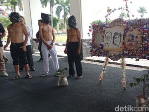 Cara Nyentrik Aktivis Kirim Karangan Bunga Sampah ke Balekota Tasikmalaya