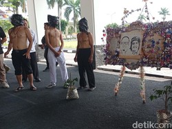 Cara Nyentrik Aktivis Kirim Karangan Bunga Sampah ke Balekota Tasikmalaya