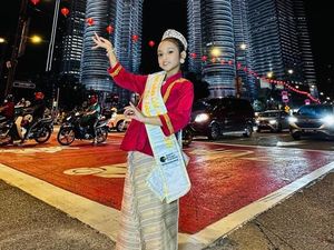Aleeya Bangga Catwalk Berbusana Nusantara dan Nyanyi Apuse di Thailand