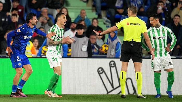 Antony GETAFE, SPAIN - FEBRUARY 23: Antony of Real Betis reacts towards referee Javier Alberola Rojas, after receiving a red card during the LaLiga match between Getafe CF and Real Betis Balompie at Coliseum Alfonso Perez on February 23, 2025 in Getafe, Spain. (Photo by Aitor Alcalde/Getty Images)