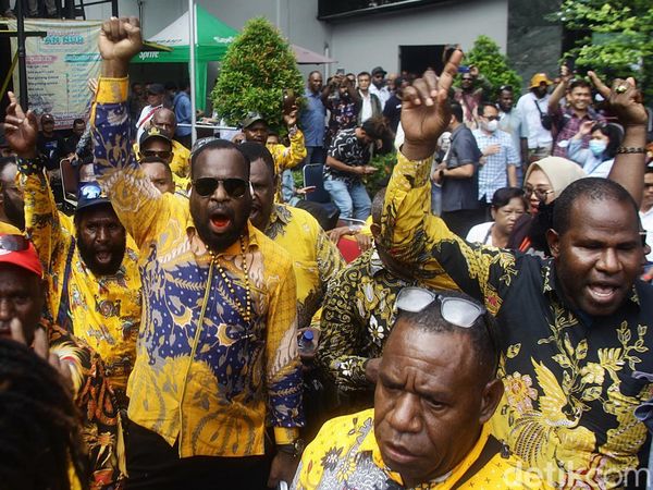 Antusias Para Pendukung Nobar Putusan Sengketa Pilkada