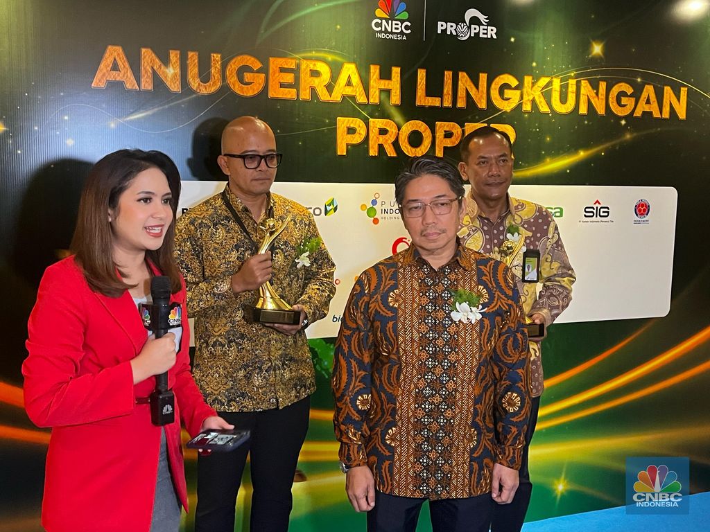 Direktur Utama PT Pertamina Geothermal Energy Tbk Julfi Hadi usai menerima PROPER Emas, Senin (24/2//2025), (CNBC Indonesia/Ferry Sandi)