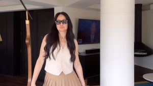 7 Foto Donna Harun Tampil Bak ABG Pakai Rok Mini di Usia 57 Tahun, Curi Atensi