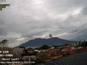 Gunung Marapi Erupsi Lagi, Semburkan Abu Vulkanik Setinggi 500 Meter Gunung Marapi Erupsi Lagi, Semburkan Abu Vulkanik Setinggi 500 Meter