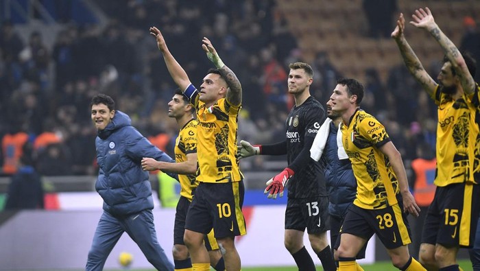 Soccer Football - Serie A - Inter Milan v Genoa - San Siro, Milan, Italy - February 22, 2025 Inter Milans Lautaro Martinez celebrates with teammates after the match REUTERS/Massimo Pinca