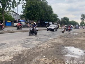 Pemprov Jateng Kebut Perbaikan 200 Km Jalan Rusak hingga H-15 Lebaran Pemprov Jateng Kebut Perbaikan 200 Km Jalan Rusak hingga H-15 Lebaran