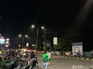 Polisi Bubarkan Massa Demo Indonesia Gelap di Depan Kampus UMI Makassar Polisi Bubarkan Massa Demo Indonesia Gelap di Depan Kampus UMI Makassar