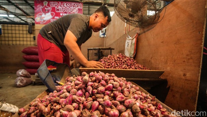 Jelang Ramadhan Harga Bawang Merah-Cabai Rawit Merah Merangkak Naik Jelang Ramadhan, harga bawang merah dan cabe rawit merangkak naik. Seperti terpantau di Pasar Induk Kramat Jati, Jakarta.