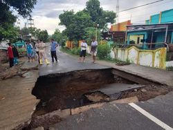 Hujan Deras di Dompu: Jembatan Amblas, Longsor Ancam Rumah Warga