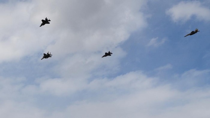 Israeli jets fly during the public funeral ceremony of Hezbollah leaders Hassan Nasrallah and Hashem Safieddine, who were killed in Israeli airstrikes last year, on the outskirts of Beirut, Lebanon February 23, 2025. REUTERS/Ali Allouch