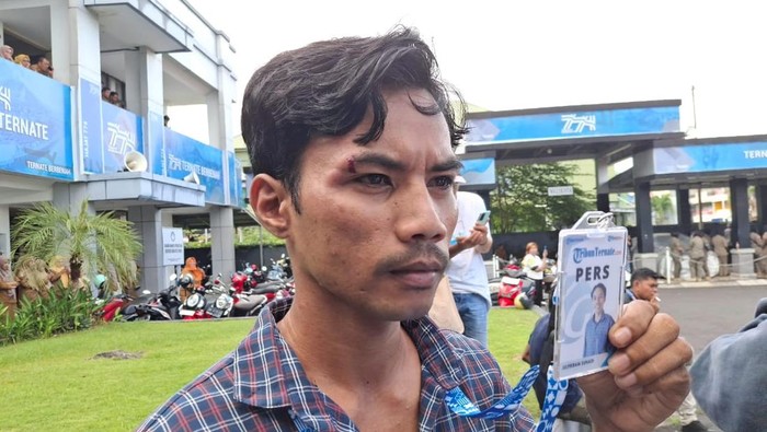 Jurnalis di Ternate diduga dikeroyok anggota Satpol PP saat liputan demo.