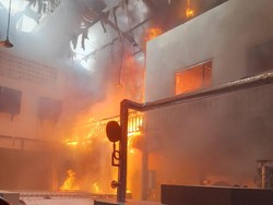 Laundry 2 Lantai di Surabaya Terbakar Hebat, Diduga dari Mesin Pengering