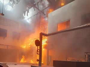 Laundry 2 Lantai di Surabaya Terbakar Hebat, Diduga dari Mesin Pengering Laundry 2 Lantai di Surabaya Terbakar Hebat, Diduga dari Mesin Pengering