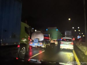 Truk Muat Jagung Terguling di Tol Waru, Kemacetan Mengular hingga 12 Km Truk Muat Jagung Terguling di Tol Waru, Kemacetan Mengular hingga 12 Km