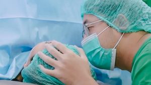 7 Potret Kiky Saputri Lahiran Anak Pertama, Paras Anaknya Curi Atensi
